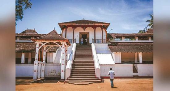 රත්නපුර මහ සමන් දේවාලයේ අභිනව බස්නායක.